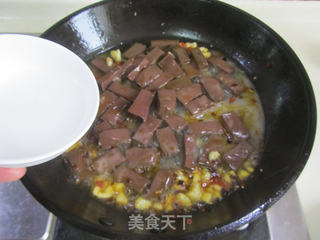 韭菜炒鸭血的做法步骤:5
