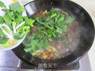 韭菜炒鸭血的做法步骤:6