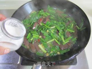 韭菜炒鸭血的做法步骤:7