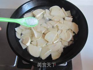 笋片炒抱子甘蓝的做法步骤:2