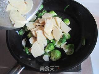 笋片炒抱子甘蓝的做法步骤:5