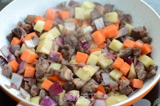 土豆牛肉焖饭的做法步骤:4