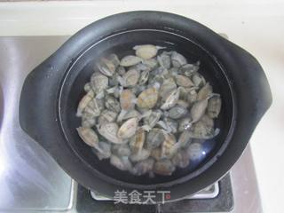 韭菜炒花甲的做法步骤:2