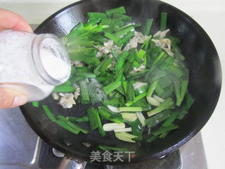 韭菜炒花甲的做法步骤:8