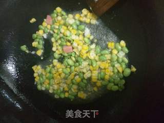 玉米粒彩色炒饭~玉米青豆火腿炒饭的做法步骤:2