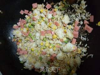 玉米粒彩色炒饭~玉米青豆火腿炒饭的做法步骤:3
