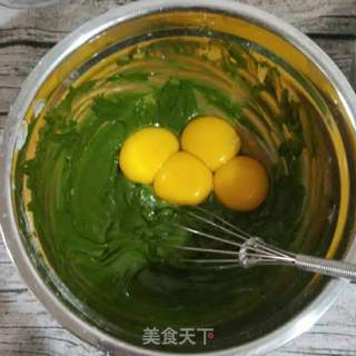 抹茶戚风蛋糕卷的做法步骤:4