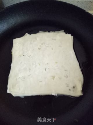 馄饨皮版葱油饼的做法步骤:9