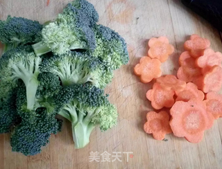 西兰花拌胡萝卜的做法步骤:2