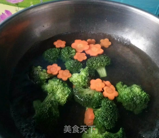 西兰花拌胡萝卜的做法步骤:4