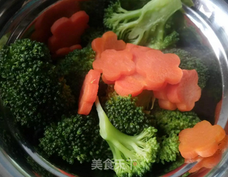 西兰花拌胡萝卜的做法步骤:5