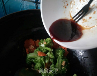 西兰花拌胡萝卜的做法步骤:8