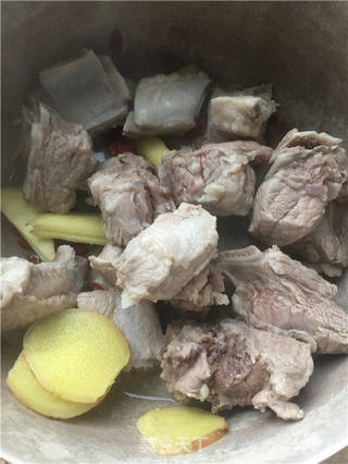 腌笃鲜遇到鸡头米的做法步骤:3