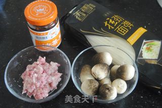 沙茶草菇肉酱面的做法步骤：1