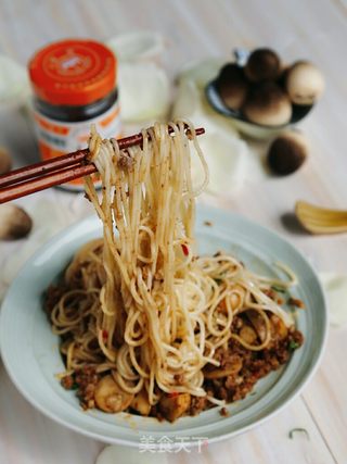 沙茶草菇肉酱面的做法步骤:12