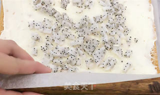 火龙果蛋糕卷的做法步骤:20
