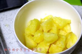 酸甜田园菠萝炒饭的做法步骤:3