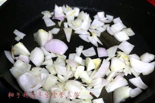酸甜田园菠萝炒饭的做法步骤:6