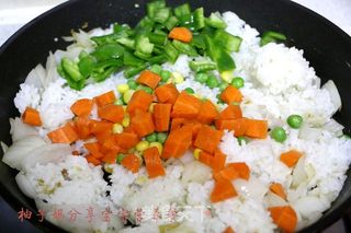 酸甜田园菠萝炒饭的做法步骤:8