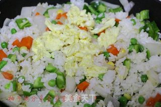 酸甜田园菠萝炒饭的做法步骤:9