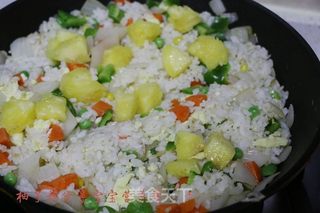 酸甜田园菠萝炒饭的做法步骤:10
