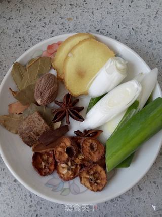 香菇红烧肉的做法步骤:2