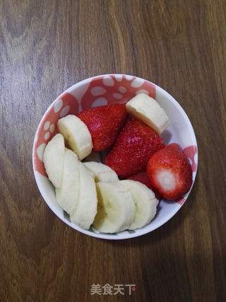 香蕉草莓奶昔的做法步骤:2