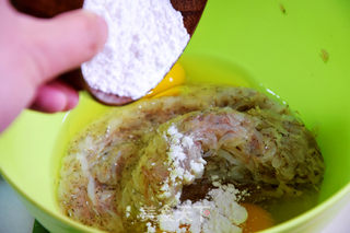 小白虾鸡蛋饼的做法步骤:2