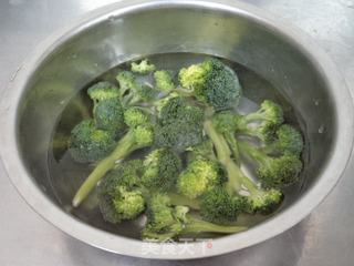 西兰花拌花生米的做法步骤：1