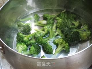 西兰花拌花生米的做法步骤：4