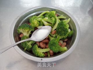西兰花拌花生米的做法步骤：6