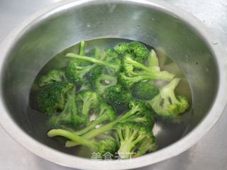 西兰花拌花生米的做法步骤：5
