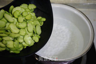 蚕豆炒腊肉的做法步骤:2