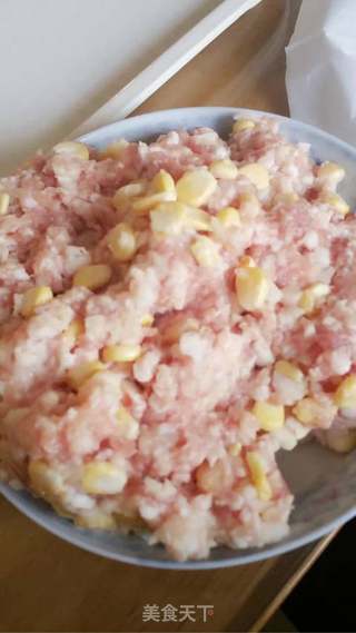 玉米 荸荠鲜肉煎饺的做法步骤:4