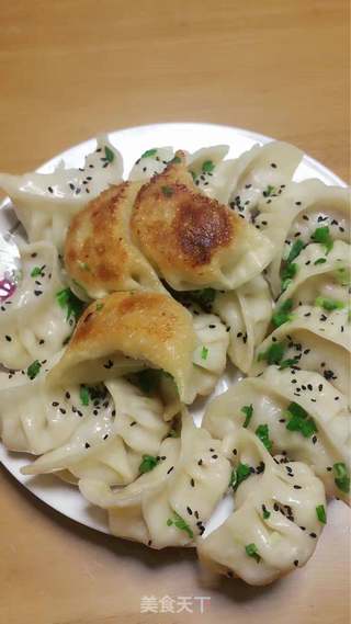 玉米 荸荠鲜肉煎饺的做法步骤:8