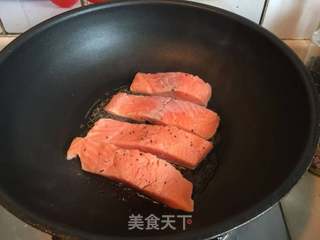 干煎三文鱼配时蔬的做法步骤:4