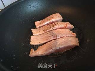 干煎三文鱼配时蔬的做法步骤:5