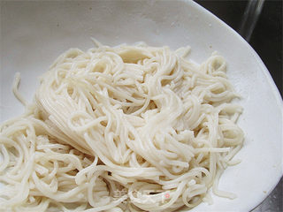 面条鸡蛋饼的做法步骤:3