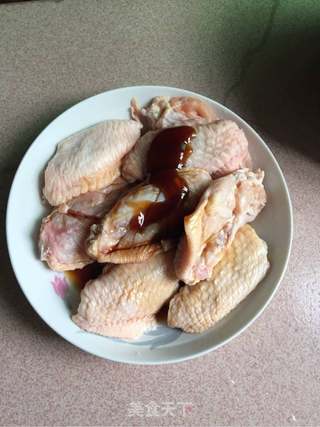 啤香鸡翅的做法步骤：1