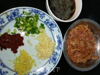 鱼香肉丝的做法步骤:2