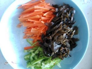 鱼香肉丝,极度经典的美味。的做法步骤:5