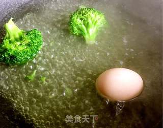 西兰花蛋黄米糊的做法步骤:3