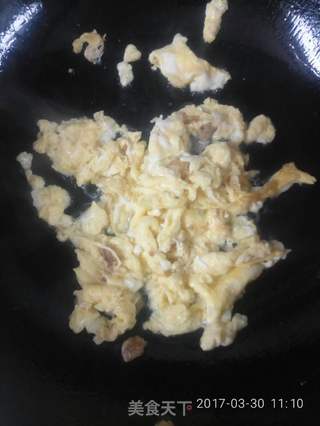 ＃春食野菜香＃香椿腊肠 爱 米饭的做法步骤：2