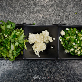 麻辣鸡腿肉的做法步骤：2