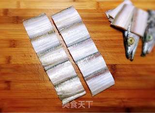 香煎带鱼的做法步骤：1