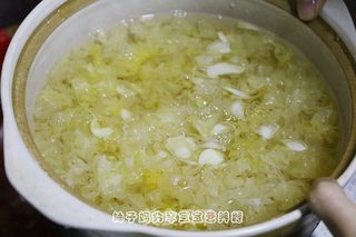 红糖桃胶皂角米百合银耳红枣羹的做法步骤:8