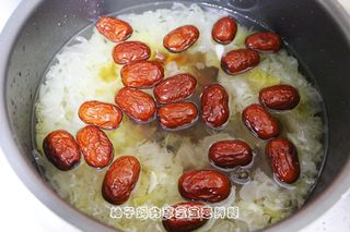 红糖桃胶皂角米百合银耳红枣羹的做法步骤:9