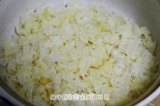 #红糖桃胶皂角米百合银耳红枣羹的做法图解3