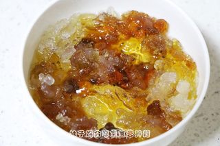 红糖桃胶皂角米百合银耳红枣羹的做法步骤:6