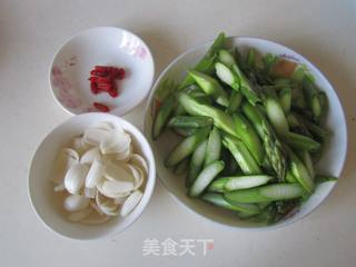 百合炒芦笋的做法步骤：1